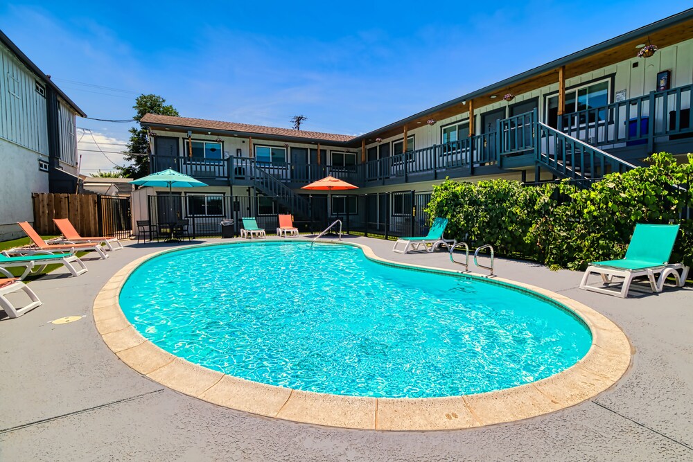 Ramona Valley Inn 57/61