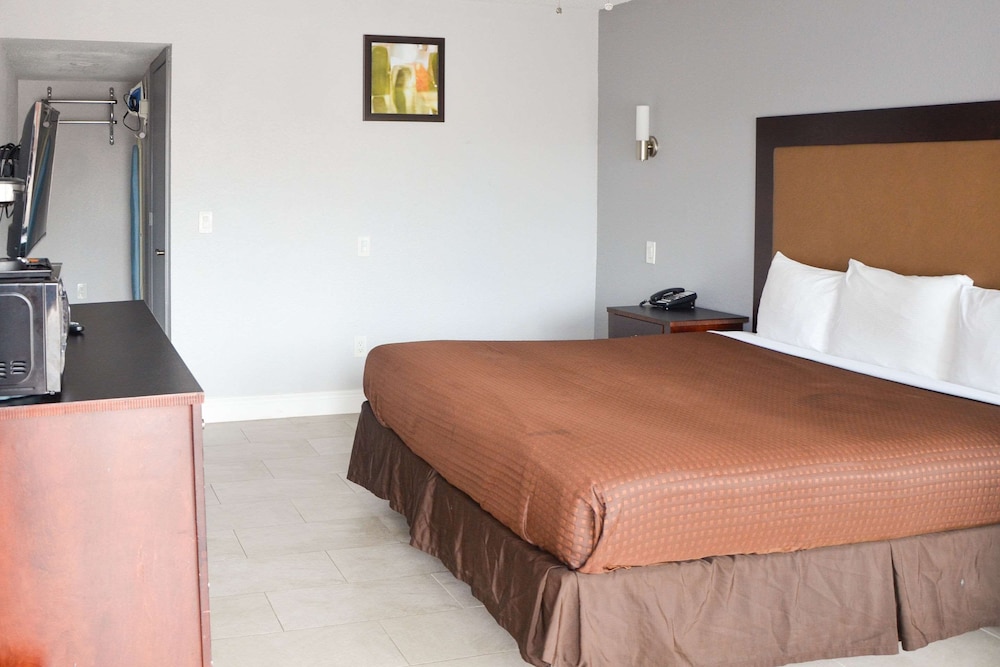 Rodeway Inn Sun City Center 18/46