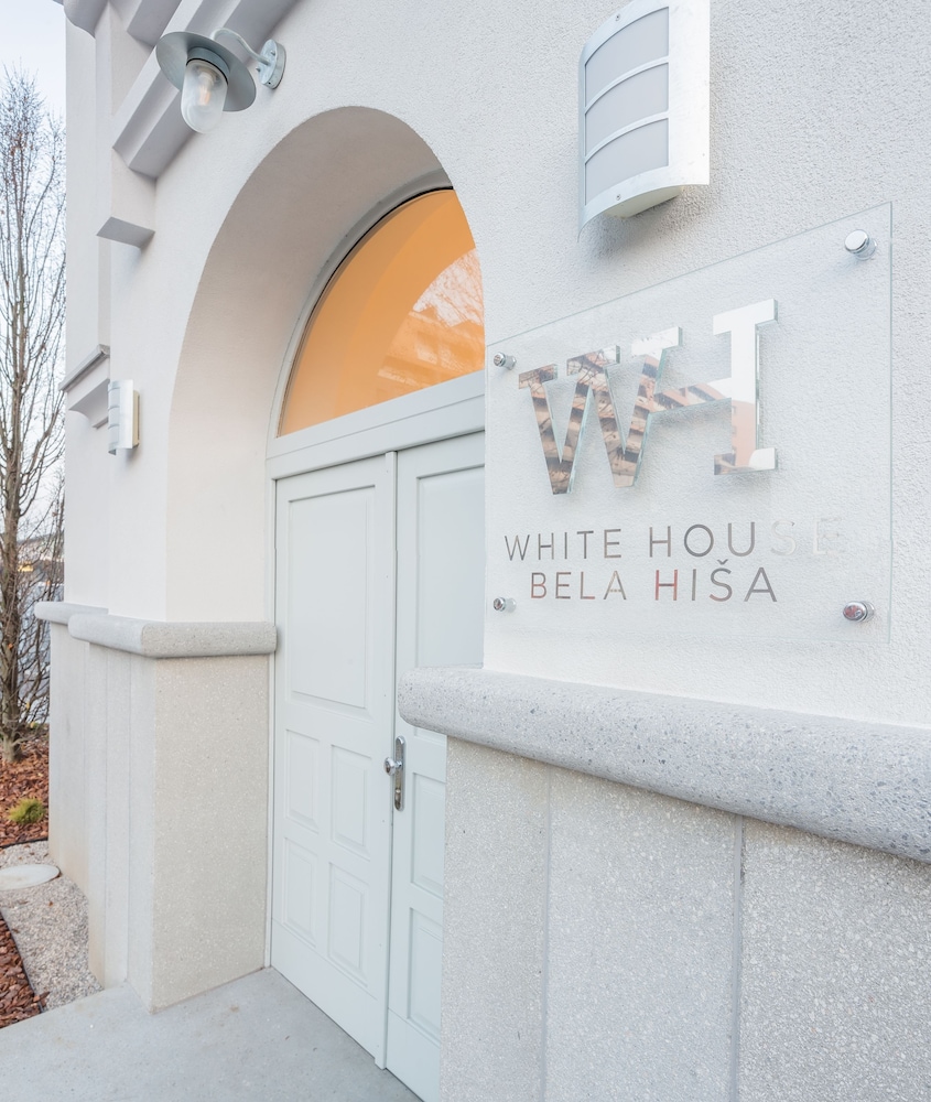 White House Bela Hisa 2/50