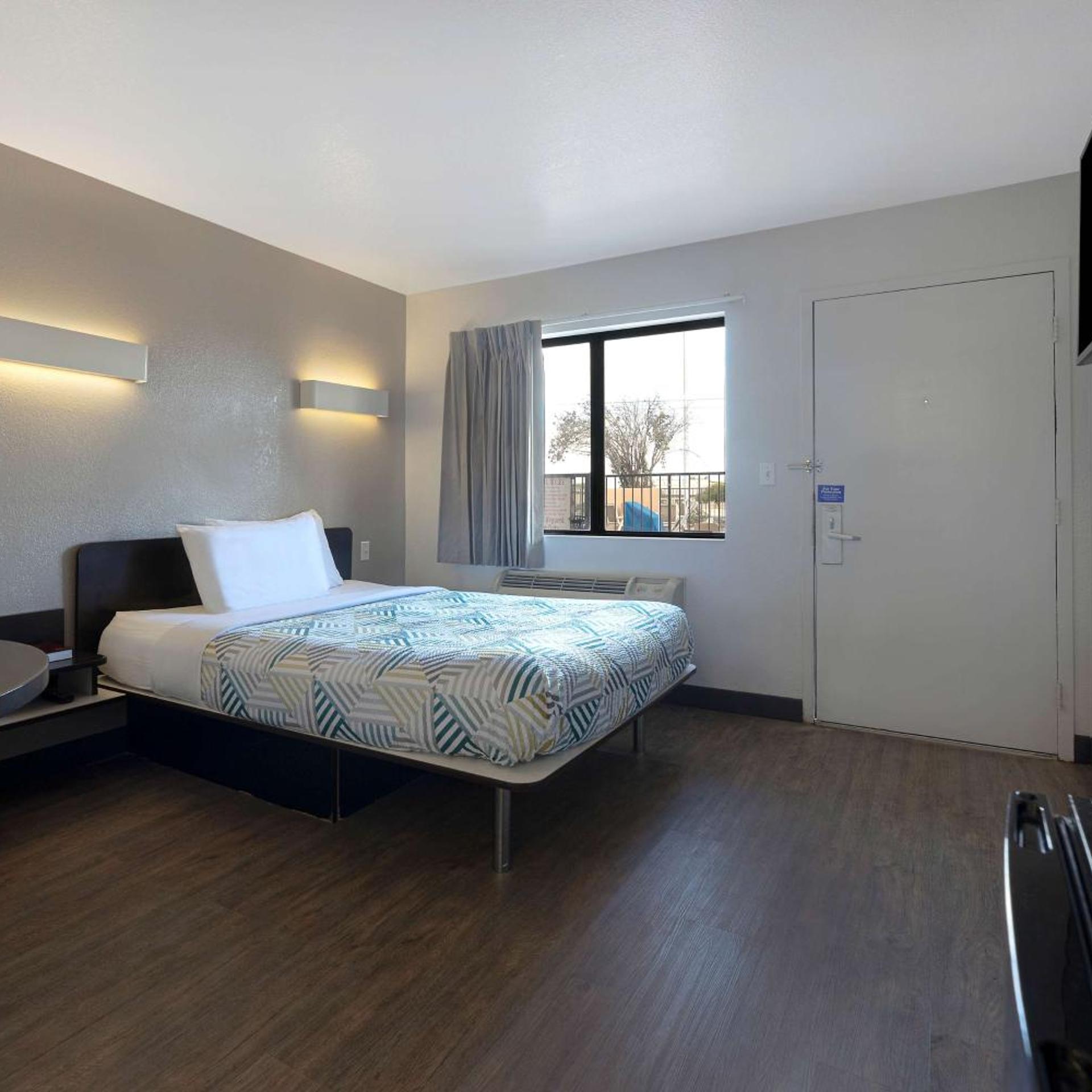 ROOM, QUEEN BED