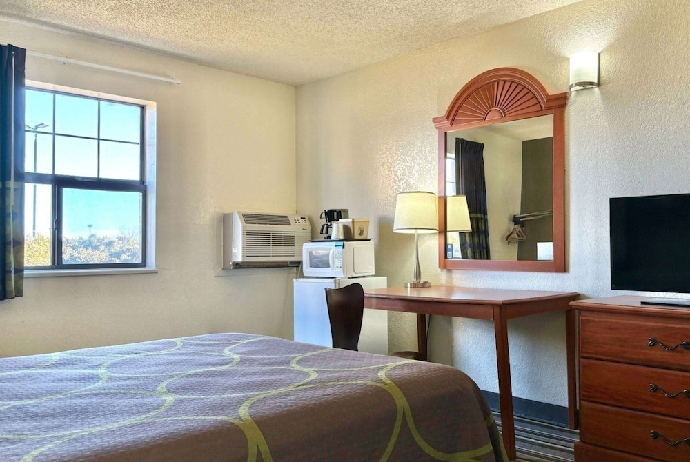 Super 8 by Wyndham Colorado Springs/Afa Area 8/19