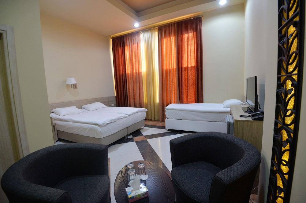YEREVAN DELUXE HOTEL 40/61