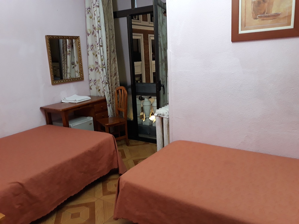 Hostal Fuentesol 10/28