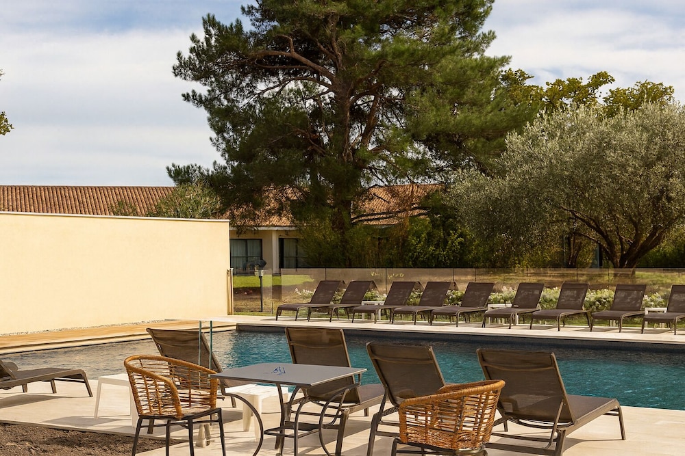 Golden Tulip Avignon Le Paradou 64/66