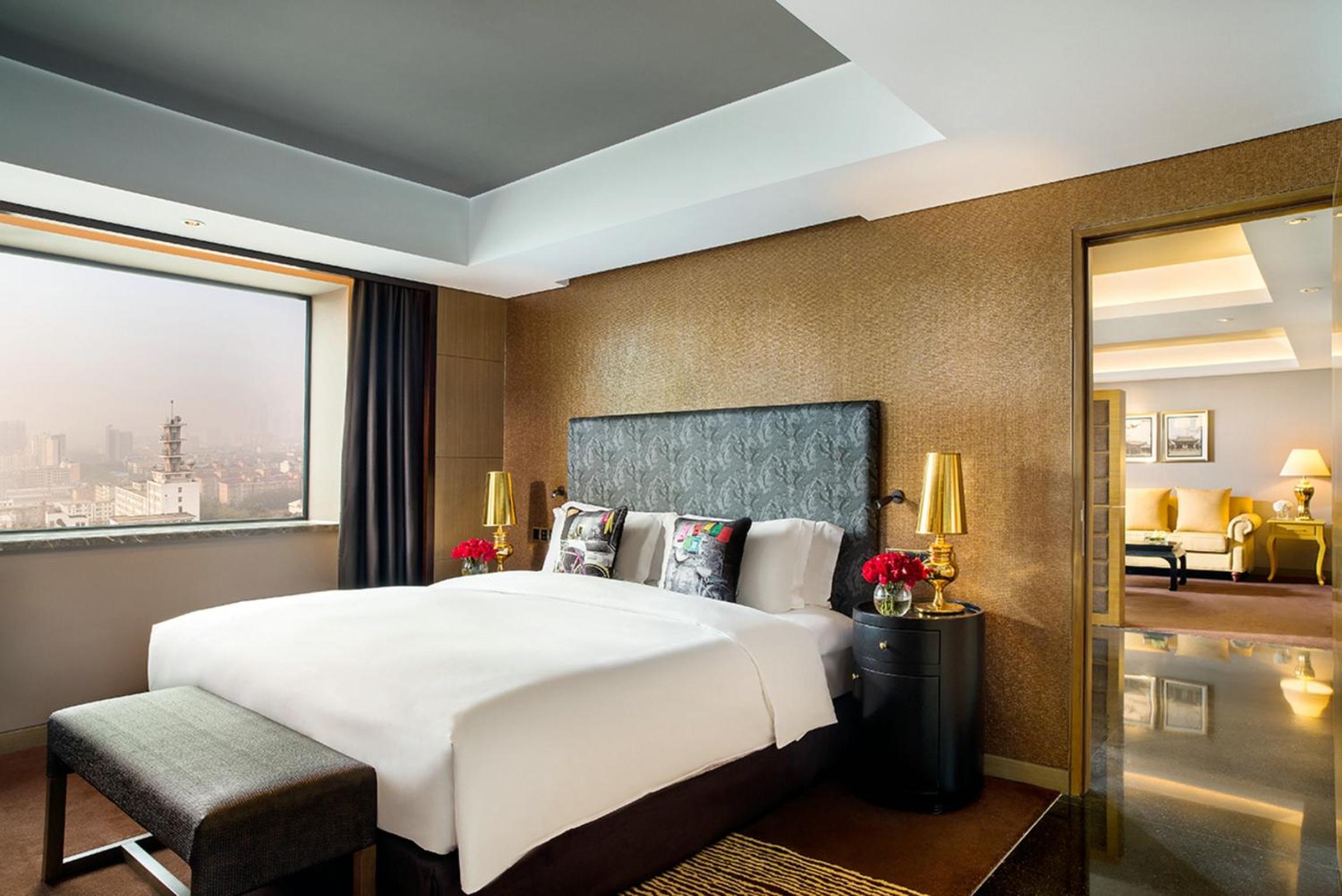 JUNIOR SUITE, KING BED, LIVING AREA
