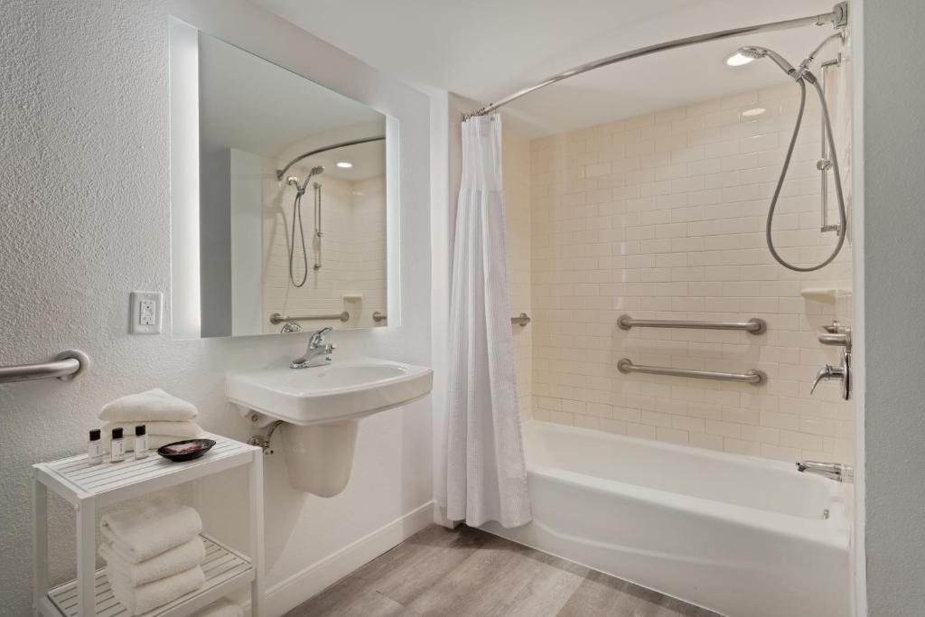 1 Bedroom, Suite, Ocean Front, Kitchen