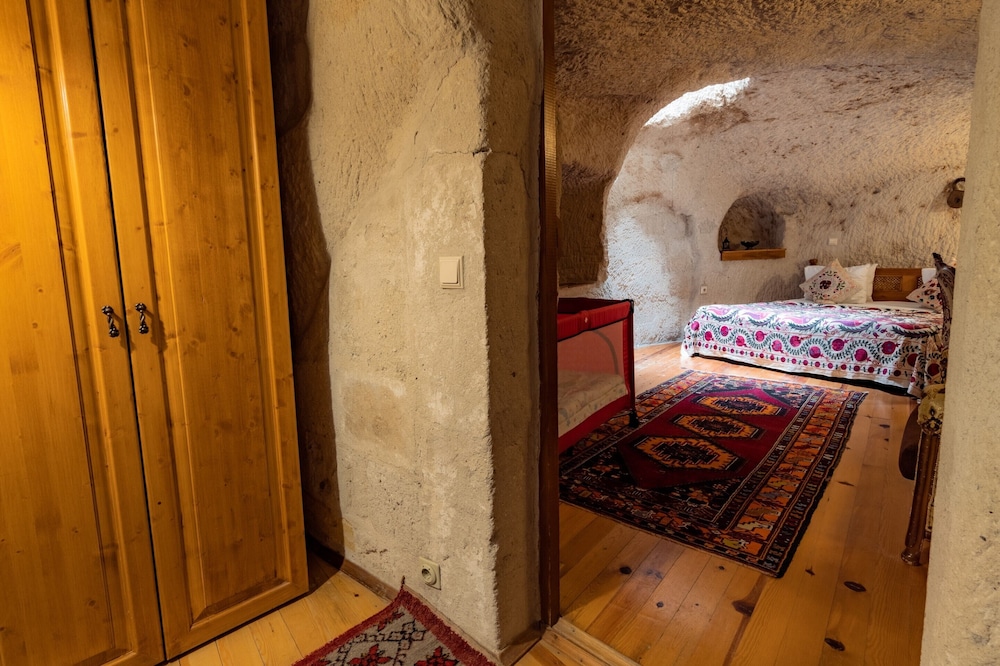 Amber Cave Suites 25/76