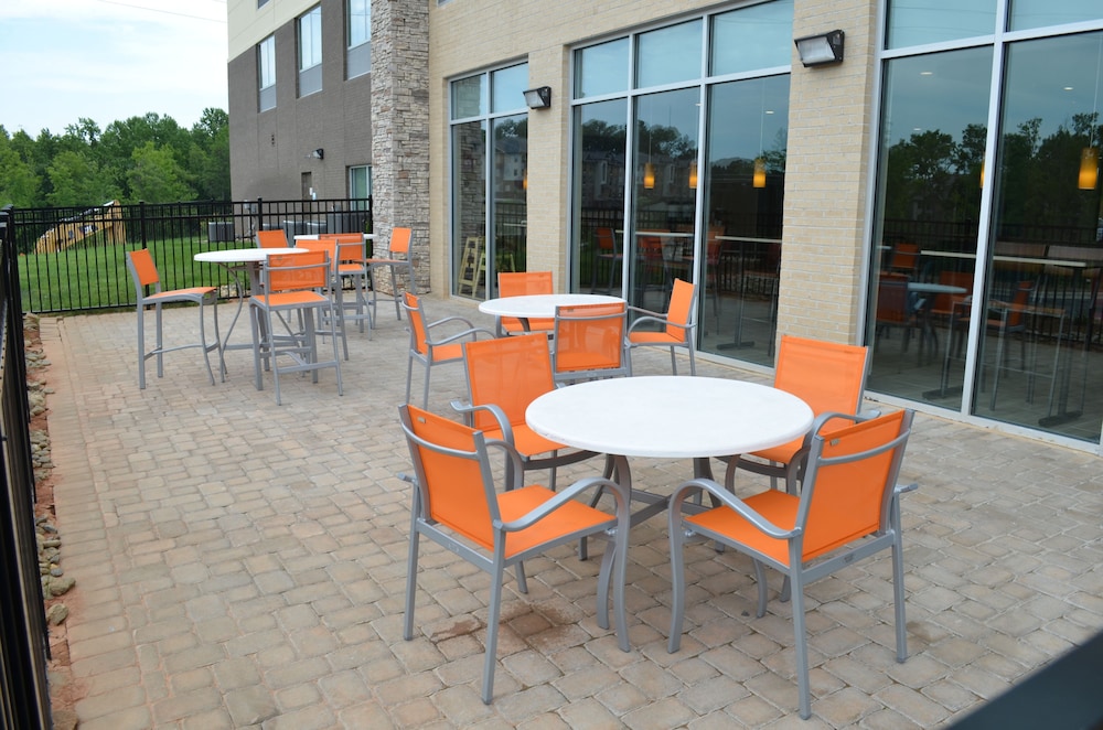 Holiday Inn Express Suites Charlotte Ne University Area 32/40