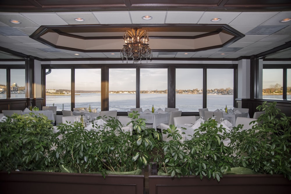The Oyster Point Hotel 3/43