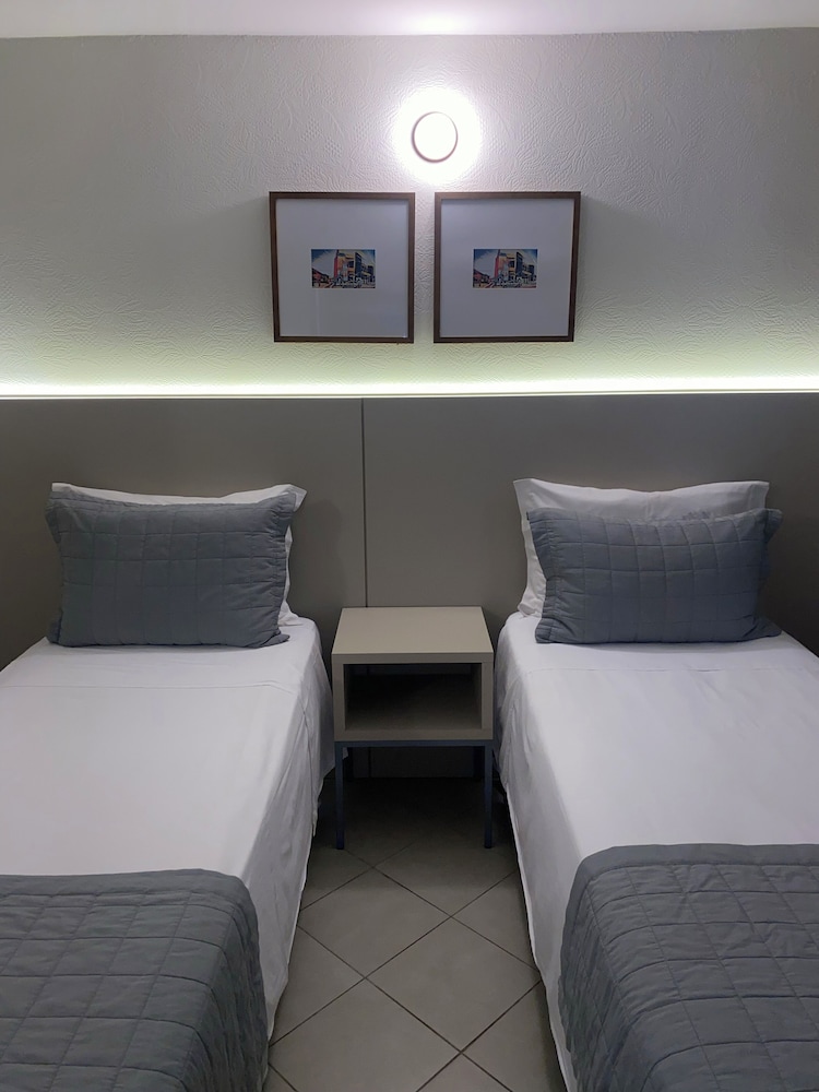 EXECUTIVE, TWIN BEDS
