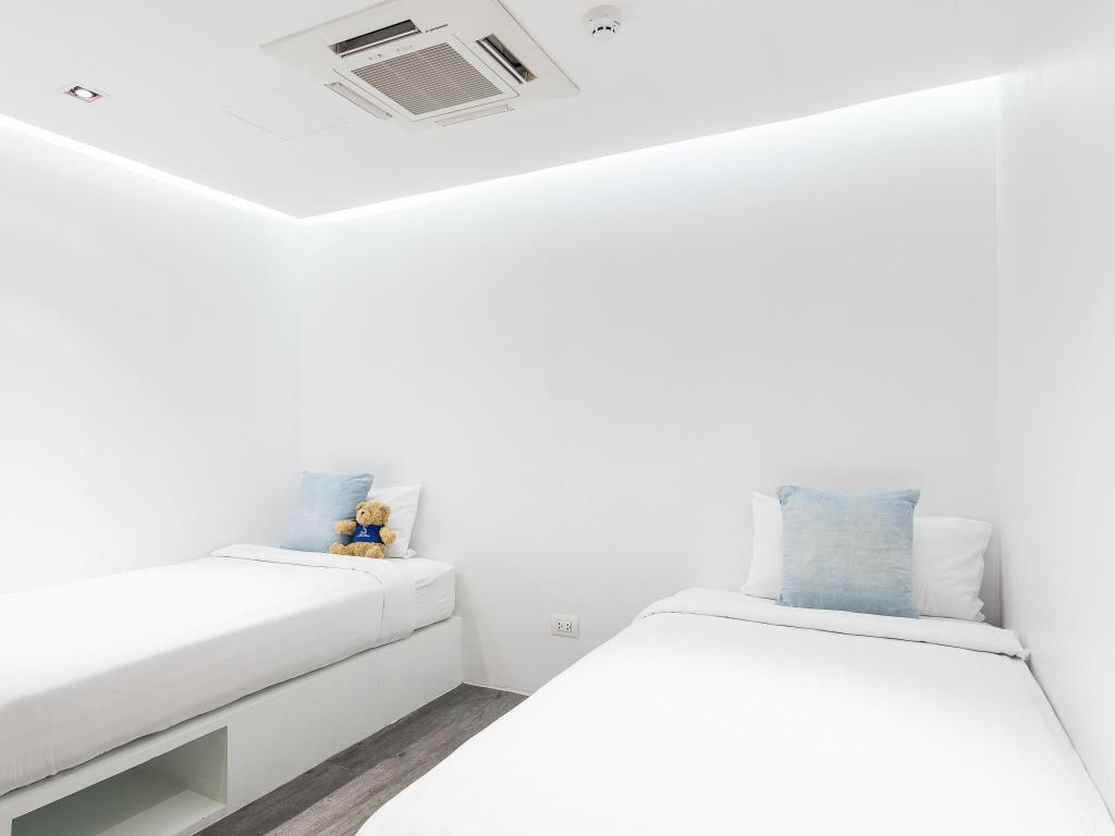 Capsule, Basement, Twin Beds