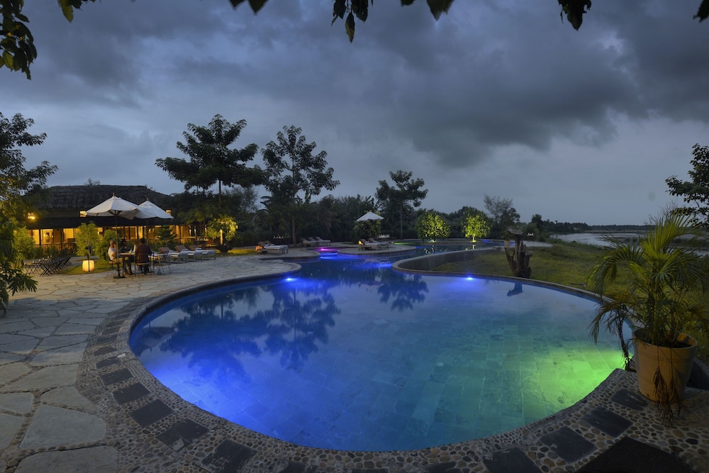BARAHI JUNGLE LODGE 25/50