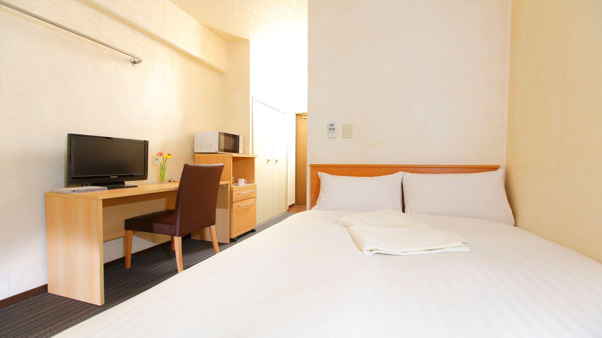 SEMI ROOM, SEMI DOUBLE BED, CORNER