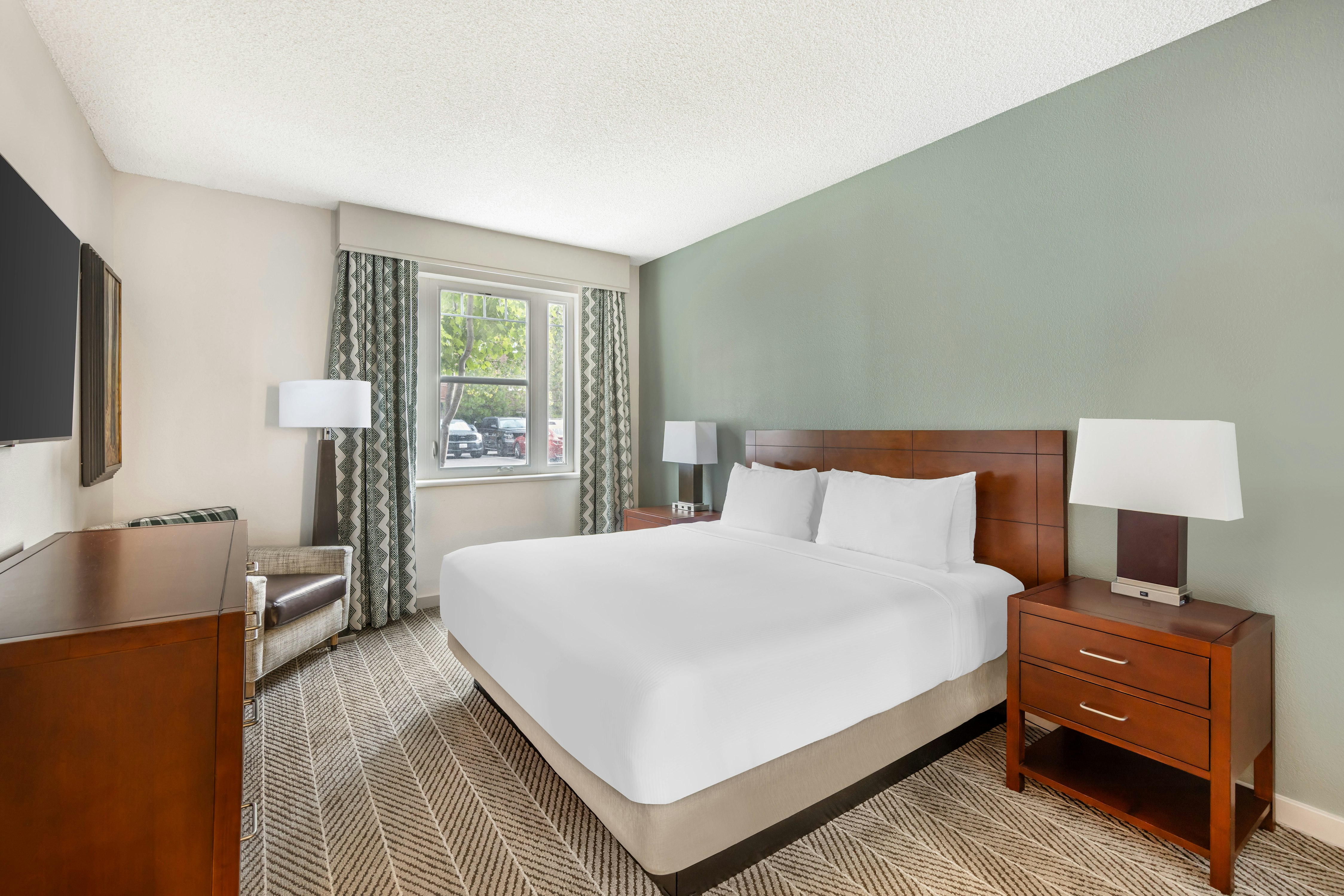 1 BEDROOM, KING BED, ACCESSIBLE