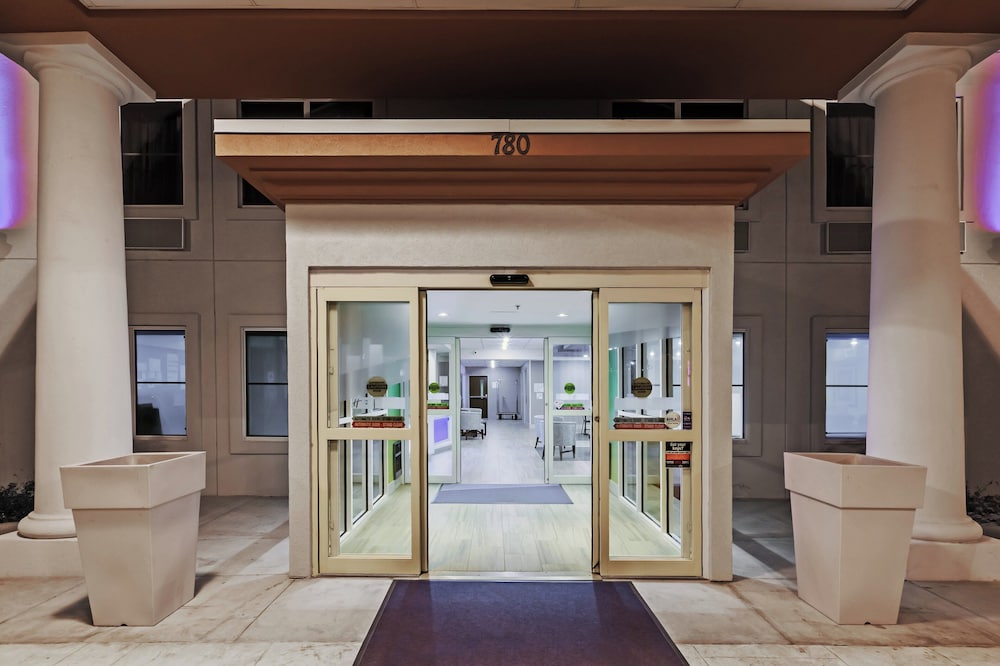 Holiday Inn Express Hotel And Suites Dallas Lewisville 69/69