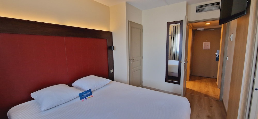 1 BEDROOM, APARTMENT, POOL ACCESS