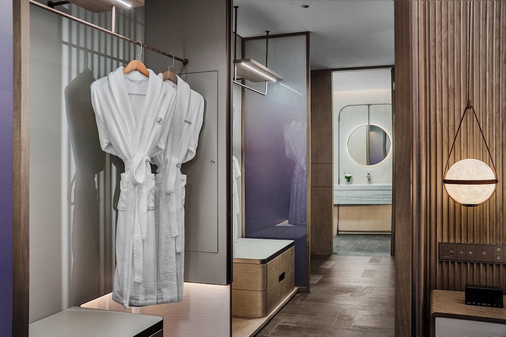 Grand, King Bed, River View, Courtyard Area, Accessible, voco Xitang by IHG 4/4