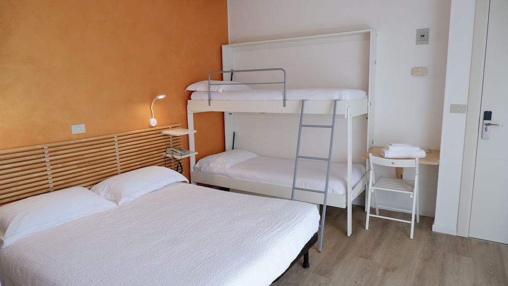 ROOM, QUADRUPLE