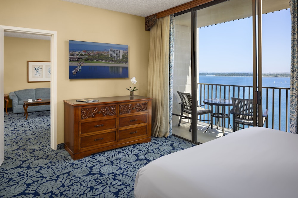 Suite, King Bed, Water View, Sofa