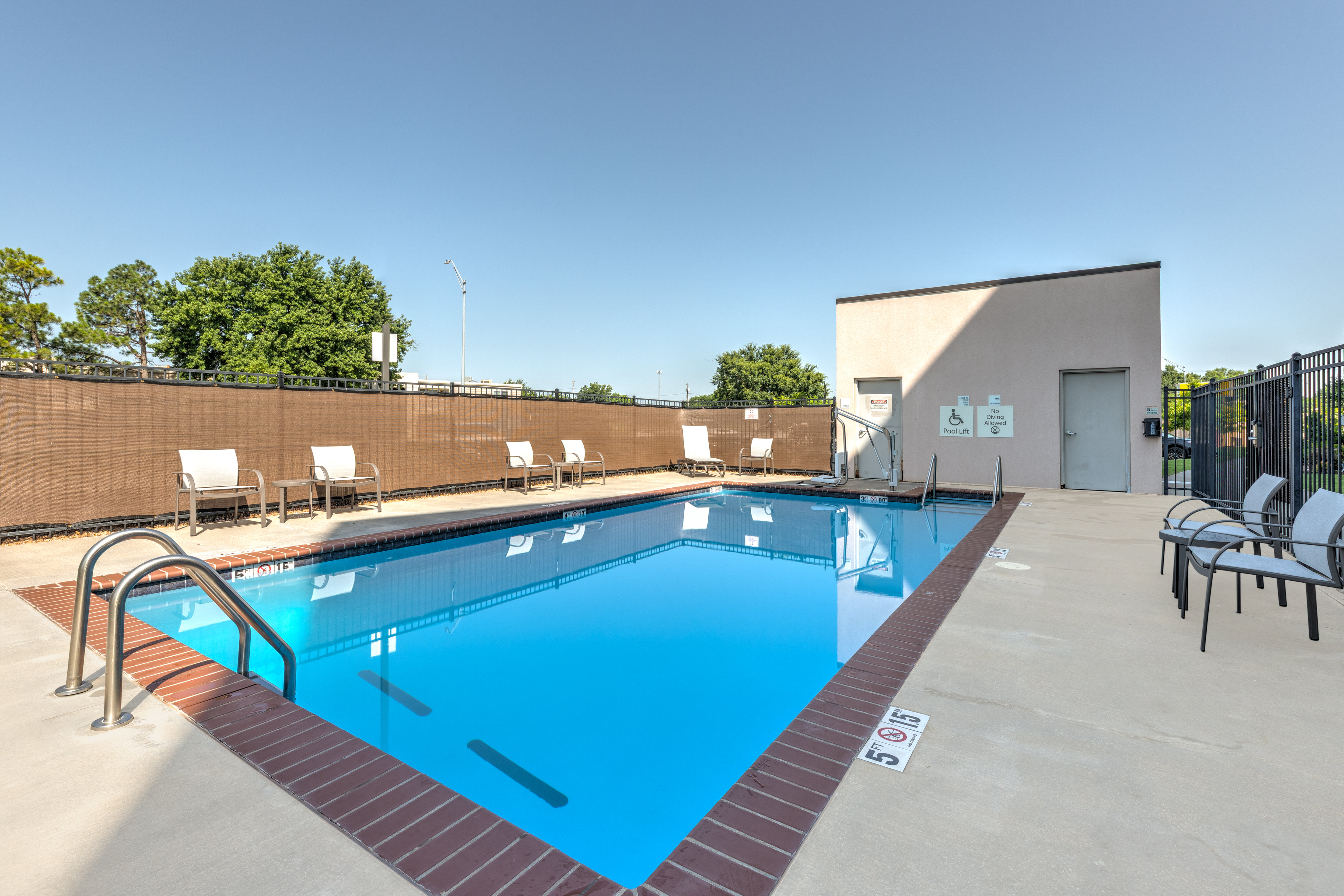 HOLIDAY INN EXPRESS & SUITES MOORE 56/75