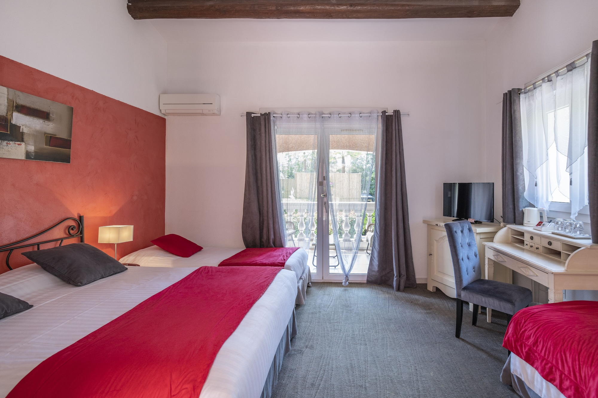 ROOM, QUADRUPLE