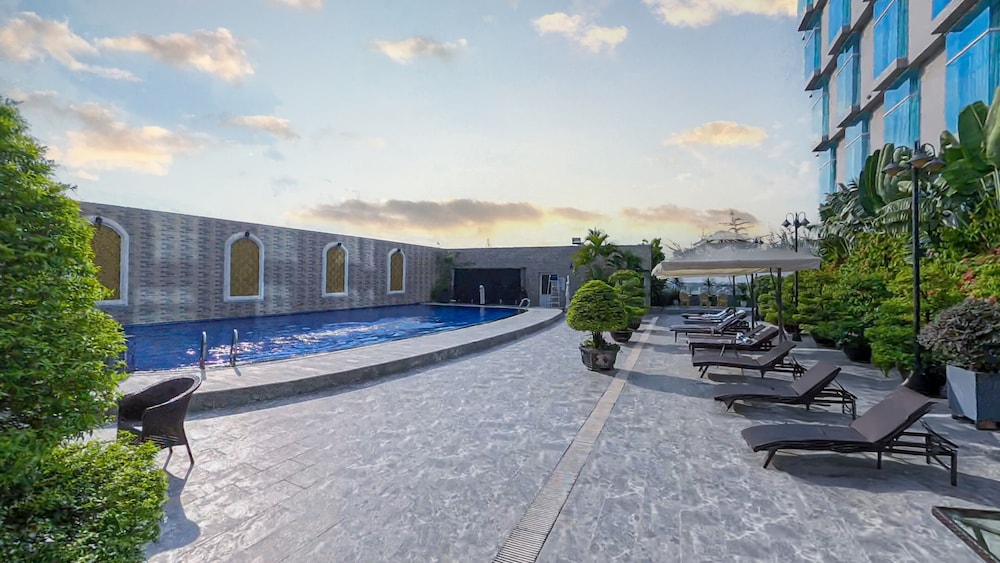 The Mira Hotel 46/50