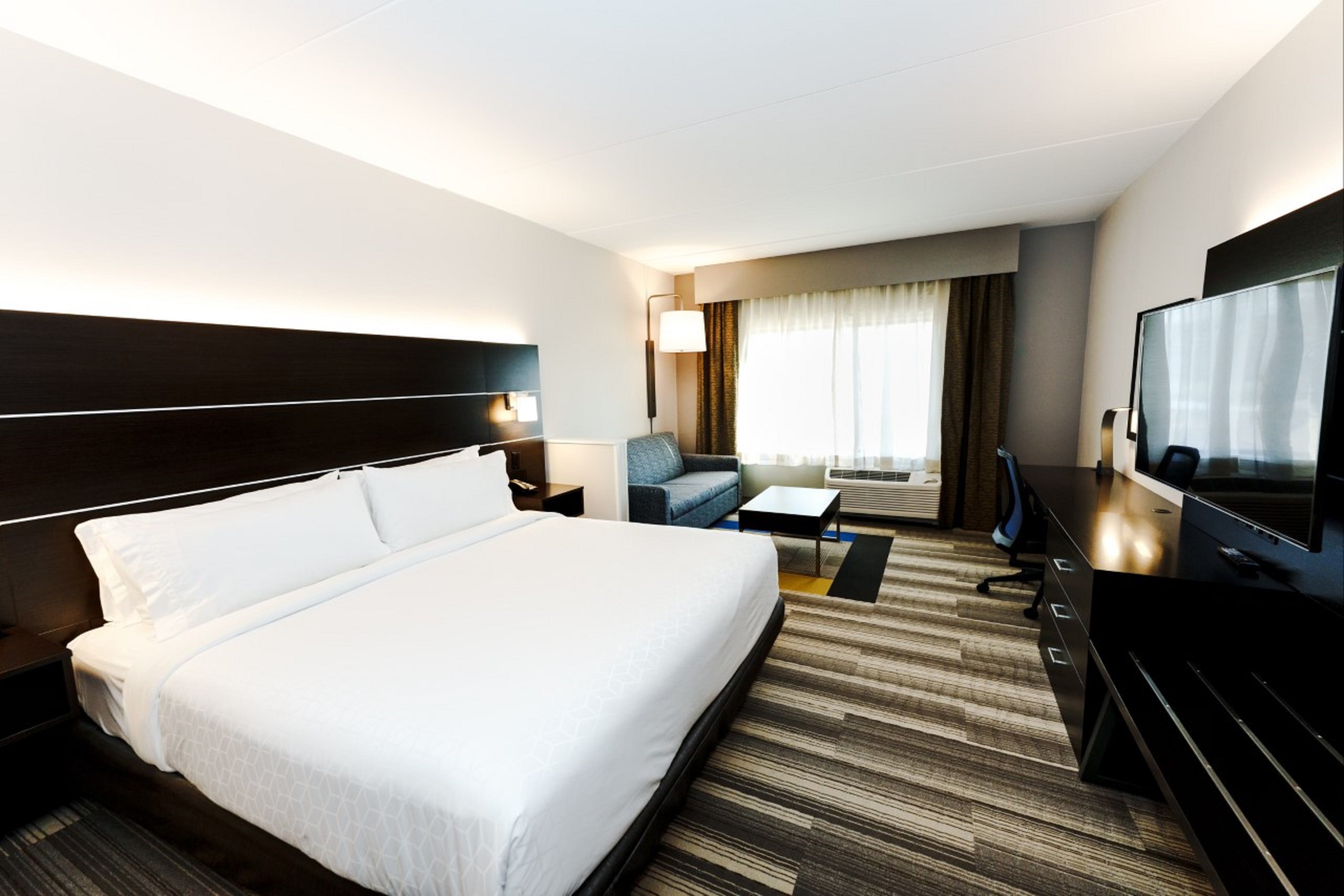 Holiday Inn Express & Suites Franklin - Berry Farms 24/77