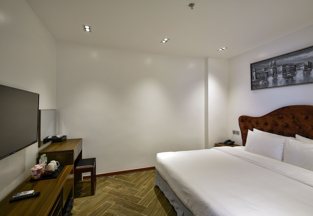 The Marron Hotel 13/50