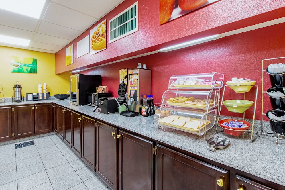 Quality Inn & Suites Dickson TN 33/46