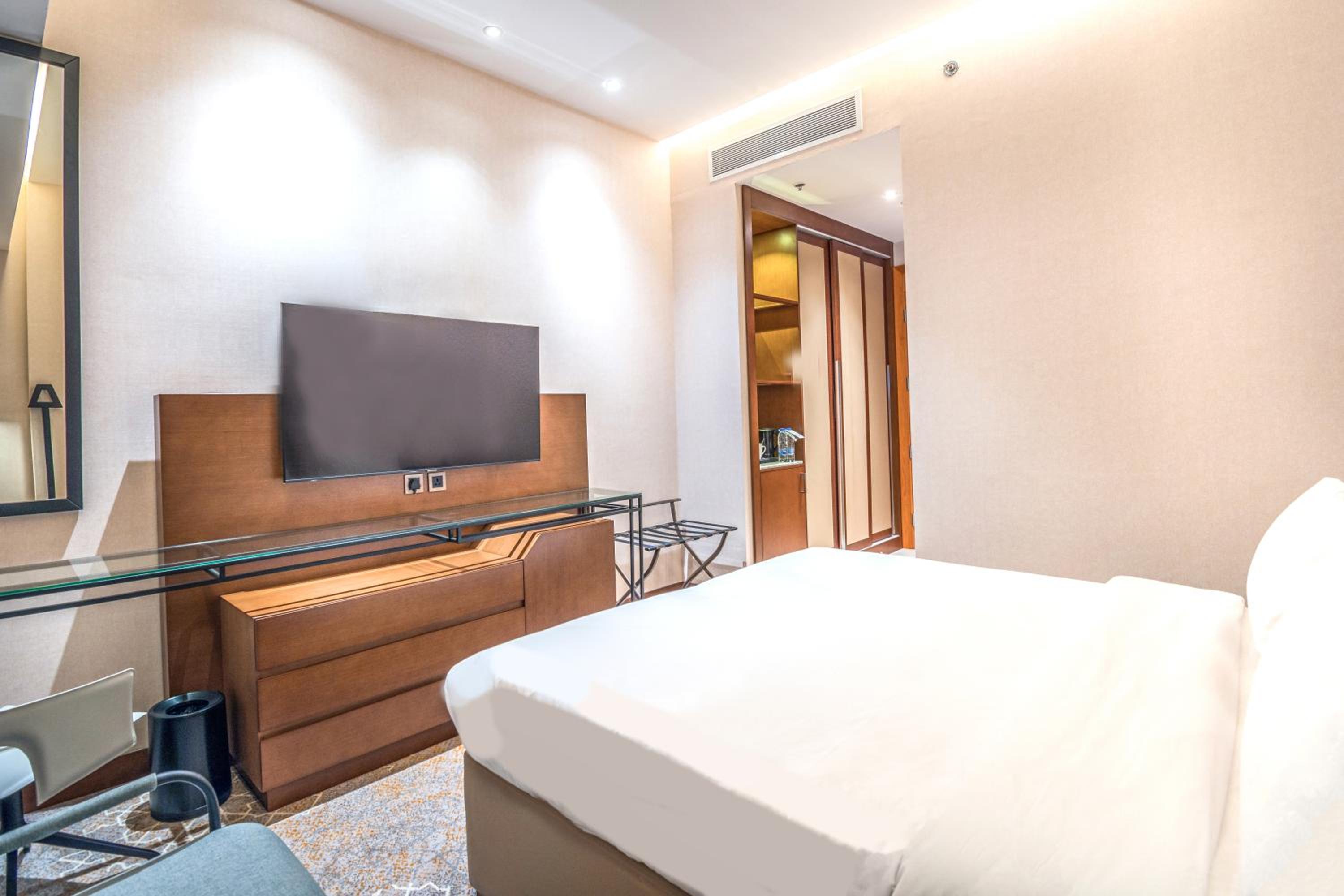 EXECUTIVE, SUITE