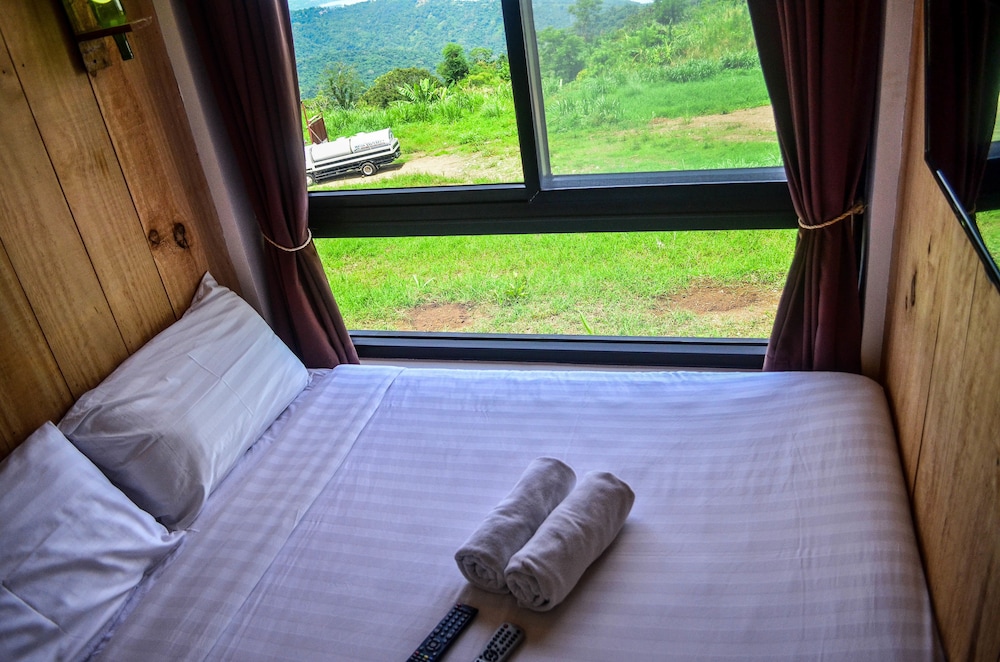 ROOM, LAKE VIEW