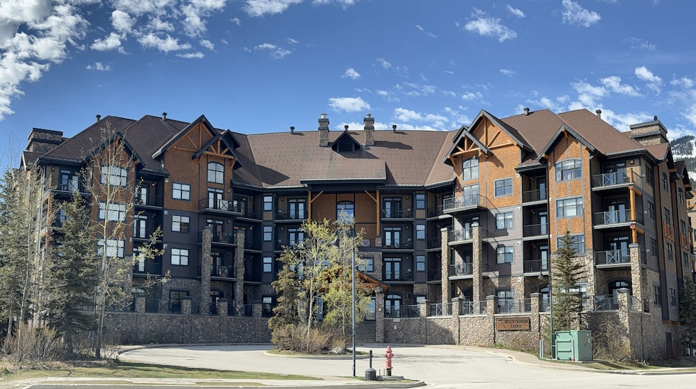 Glacier Mountaineer Lodge 3/32