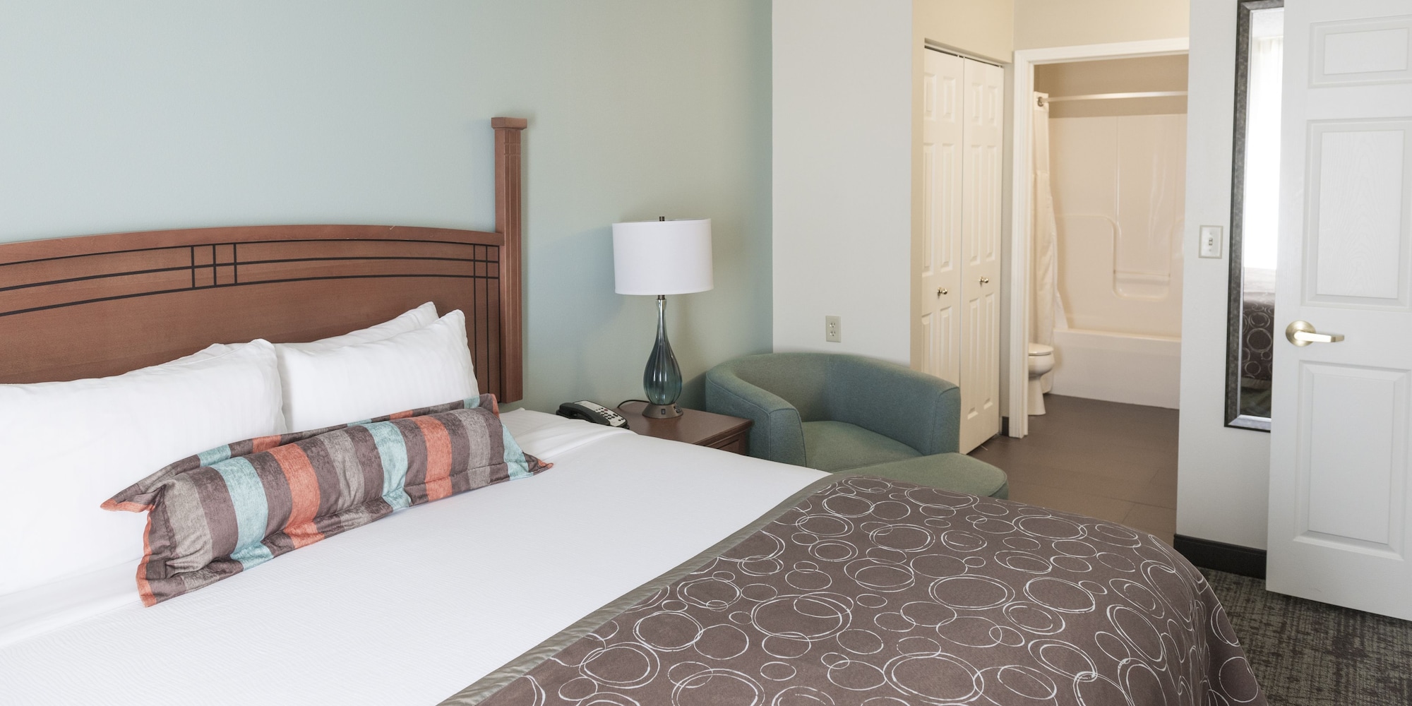 جناح استوديو بسرير كوين بمطبخ لذوي الإعاقة