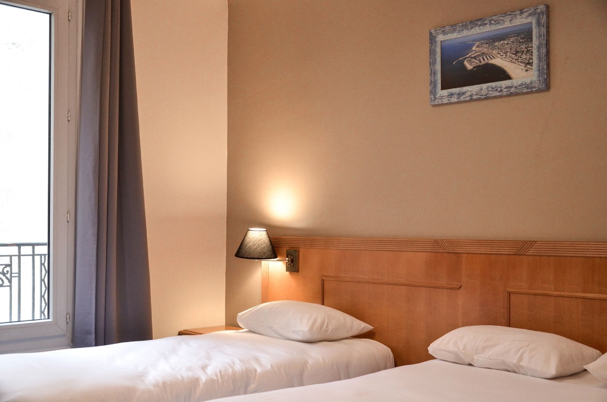 غرفة كومفورت بسريرين منفصلين، HOTEL DE LA PERDRIX ROUGE 2/9