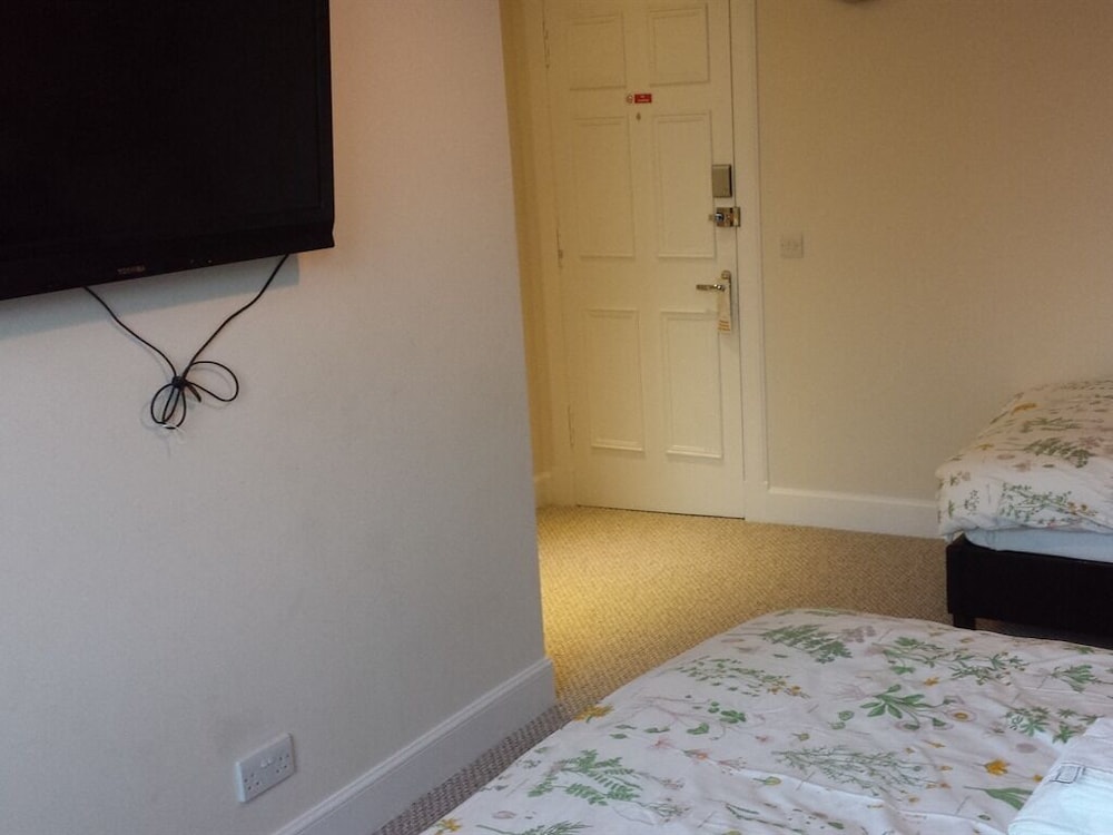 Edinburgh Holiday Guest House 25/40