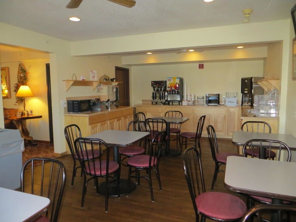 Super 8 By Wyndham Bridgeview Of Mackinaw City 22/27