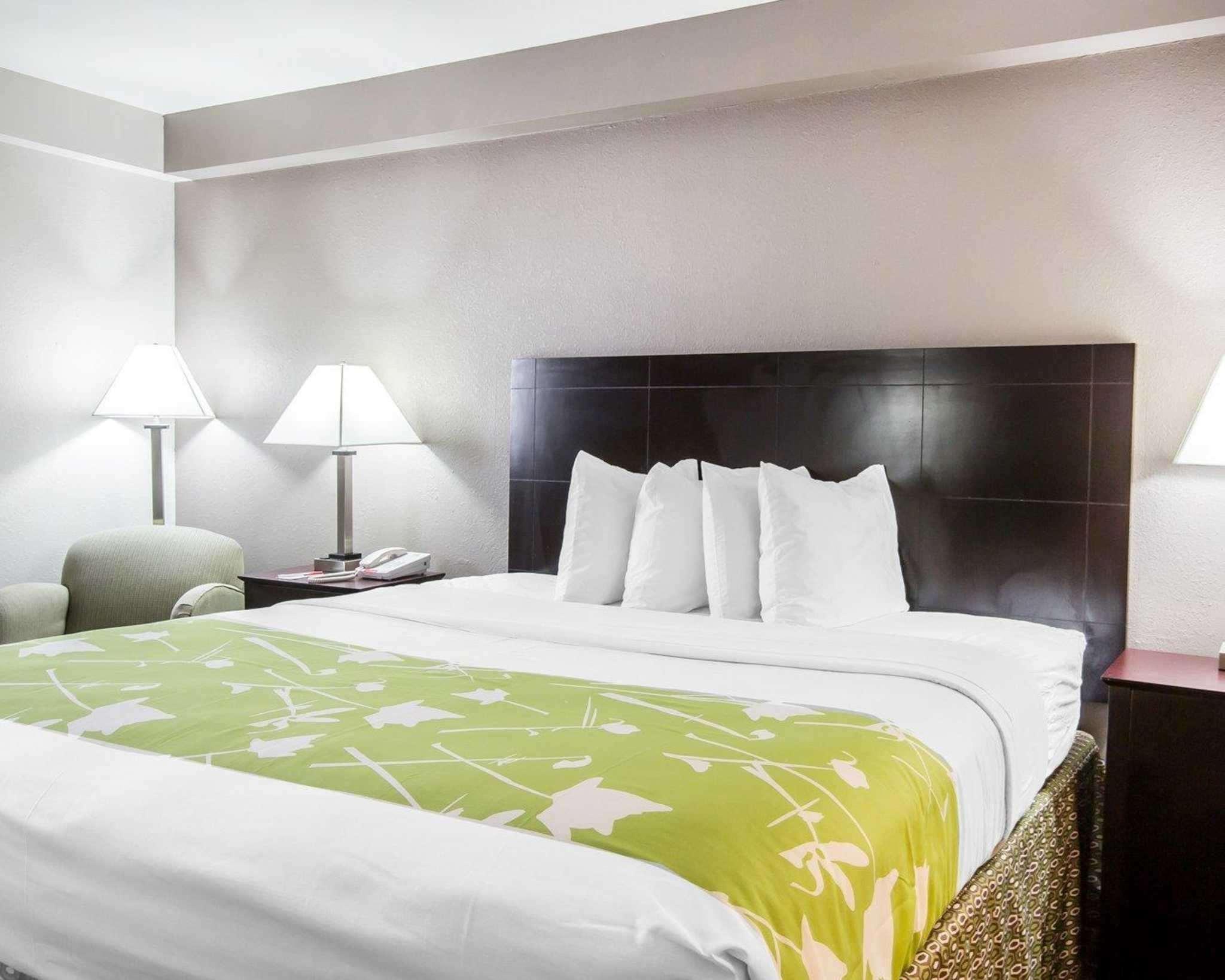 ROOM, KING BED