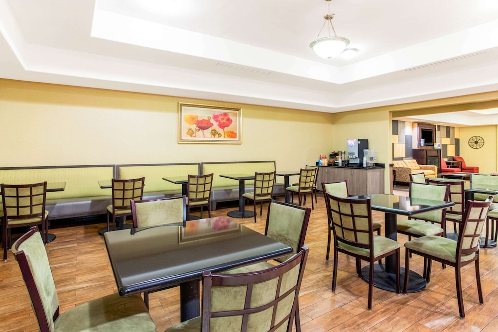 La Quinta Inn & Suites by Wyndham Ennis 37/50