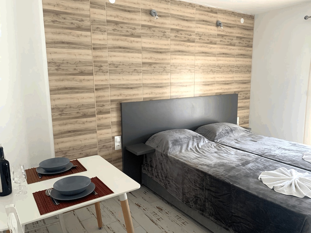 Polykratis Rooms 12/64