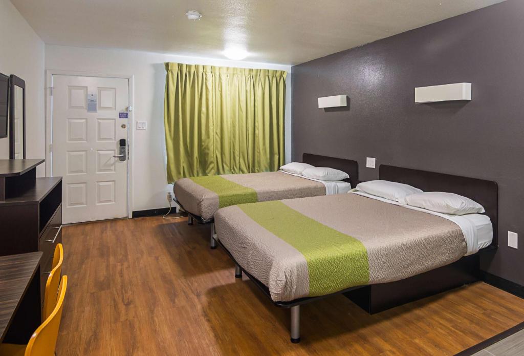 2 QUEEN BEDS NON-SMOKING, KITCHEN