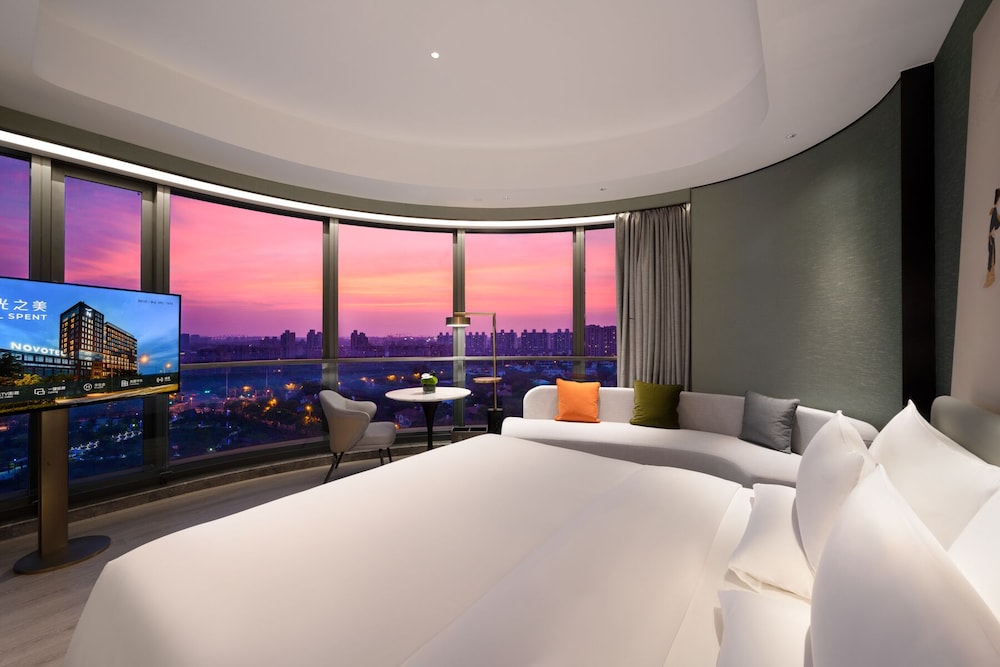 DELUXE, KING BED, LAKE VIEW