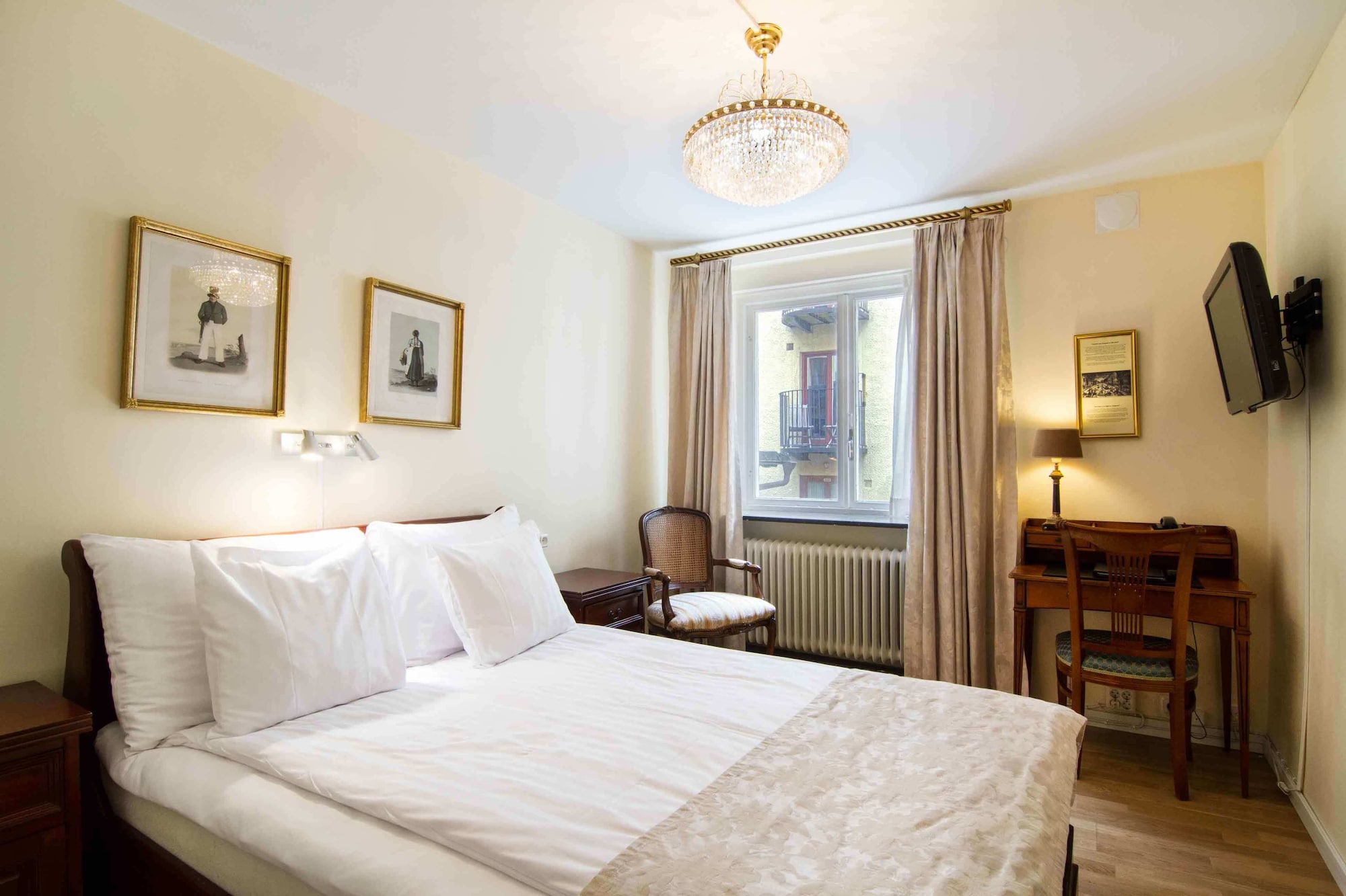 ROOM, DOUBLE BED, SMALL
