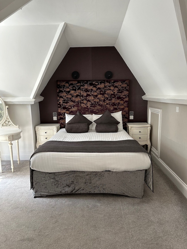 Langtry Manor Hotel 10/47