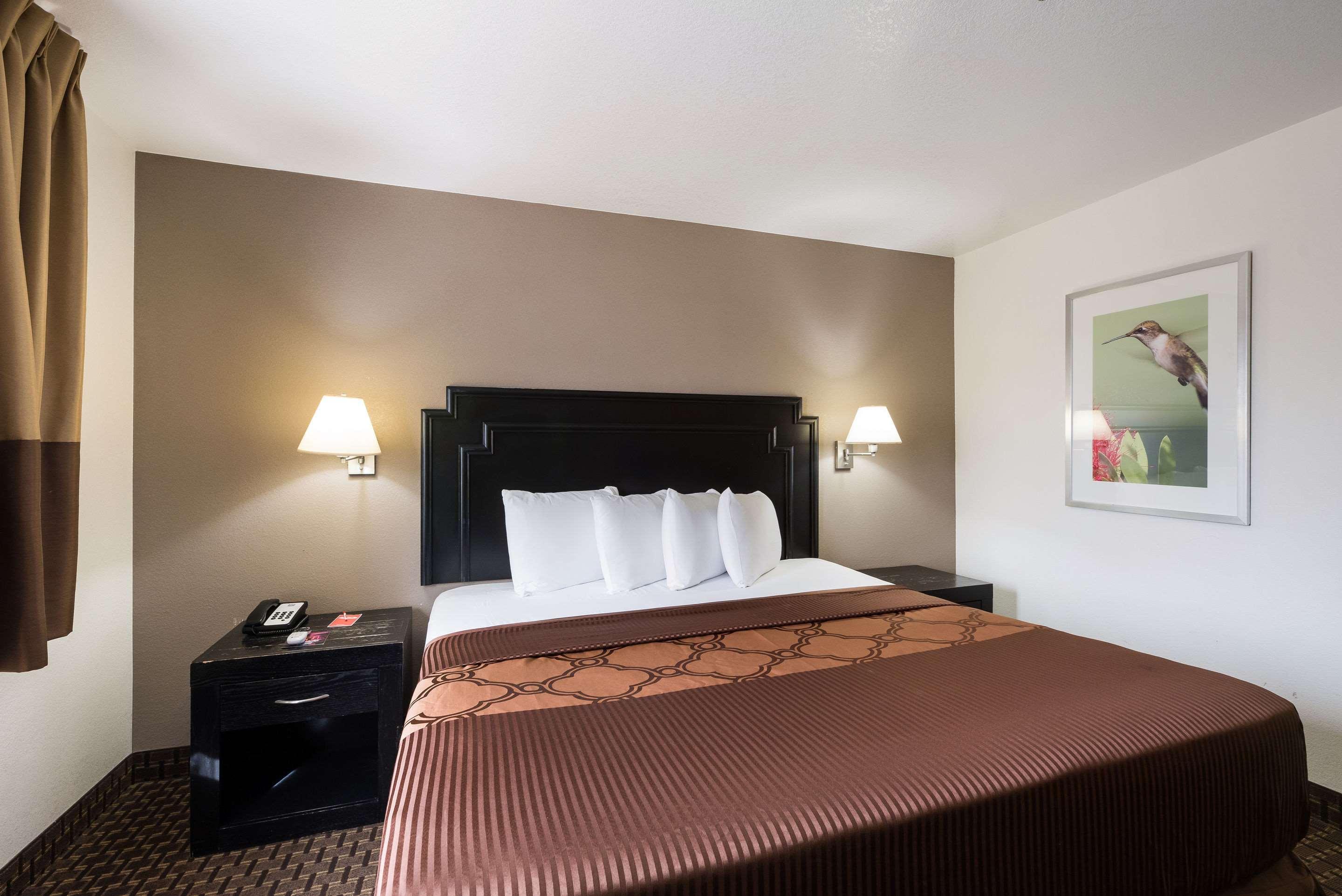 ROOM, KING BED, ACCESSIBLE