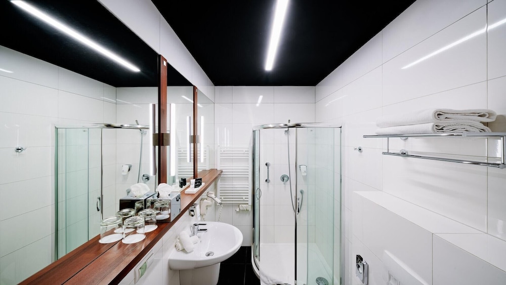 غرفة قياسية مفردة بسرير كوين، B&B Hotel Rzeszow Centrum 6/8