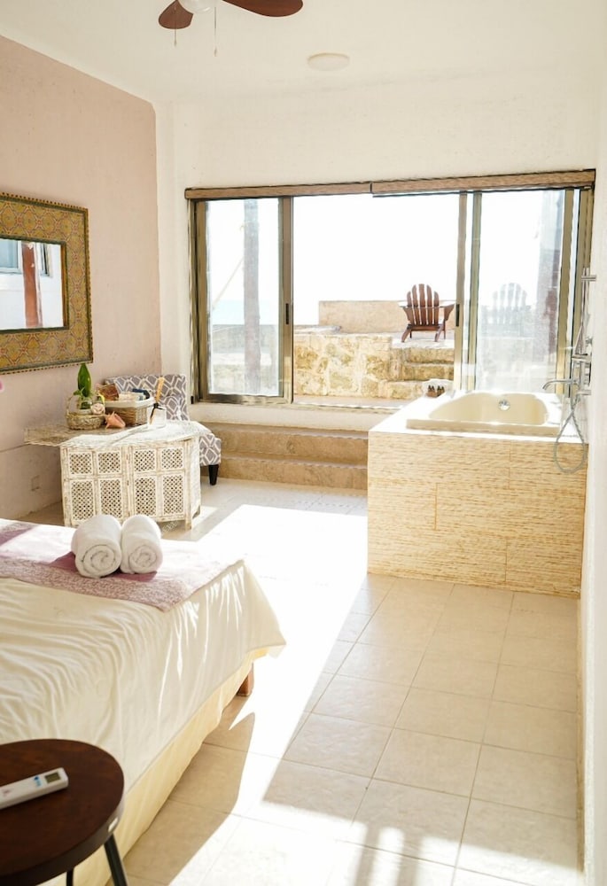 ROMANTIC, STUDIO, SUITE