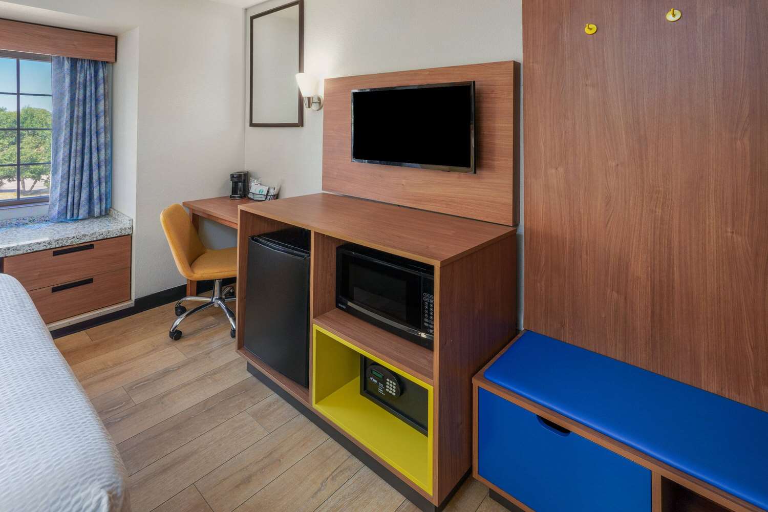 Days Inn and Suites by Wyndham Greeley 14/19