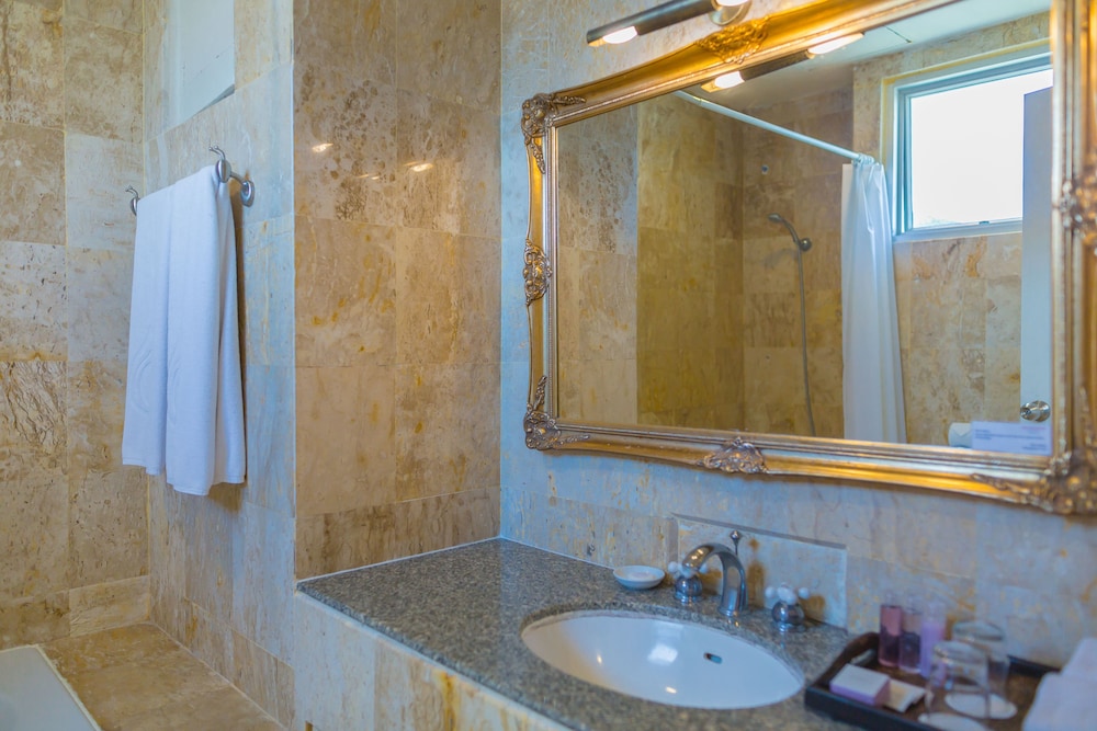 Waterfront Suites Phuket by Centara 27/76