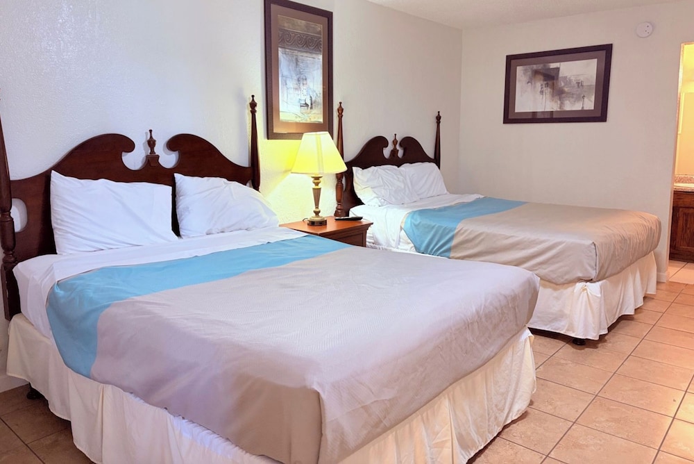 3 Full Beds with Kitchenette Non-Smoking