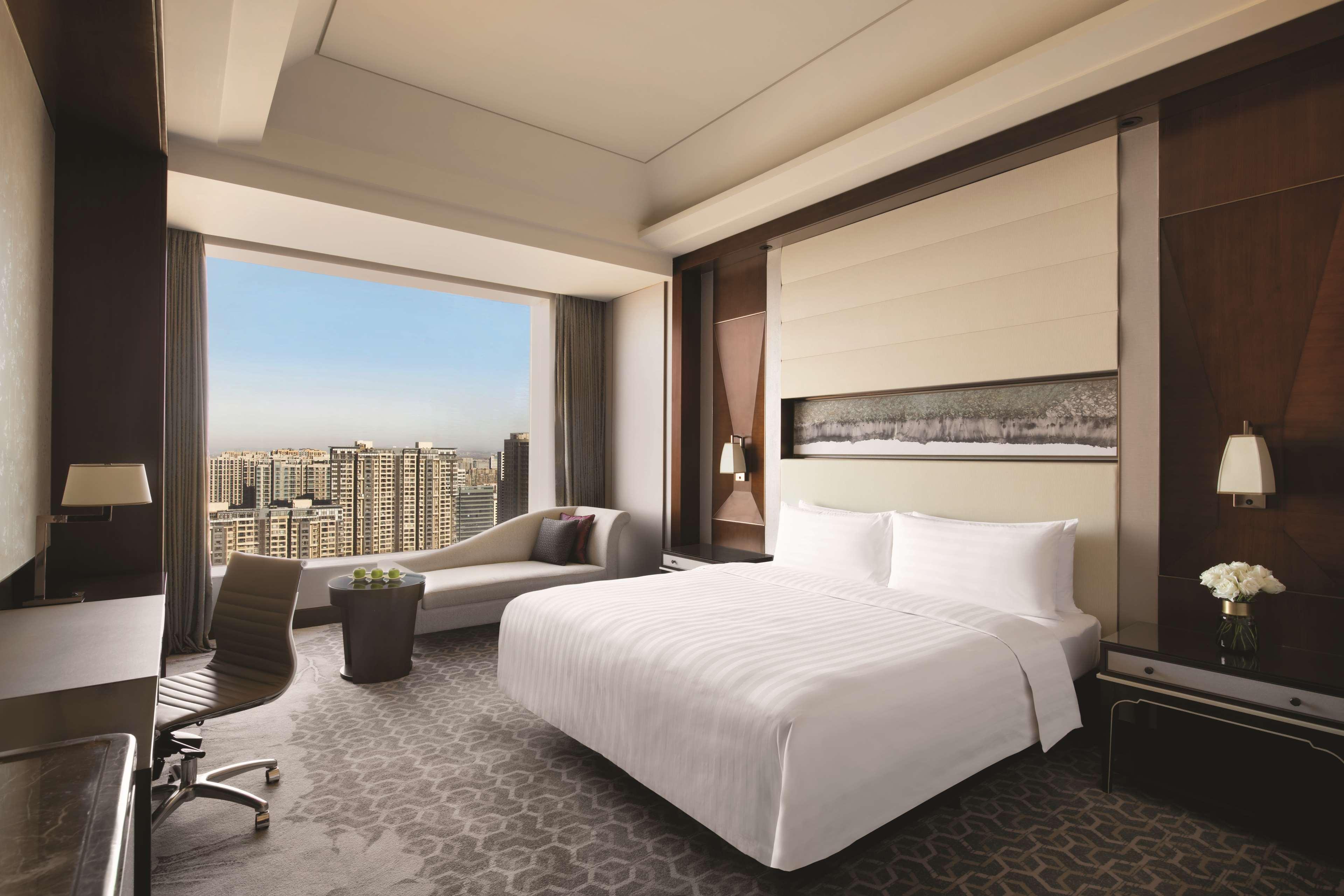 Horizon, King Bed, City View